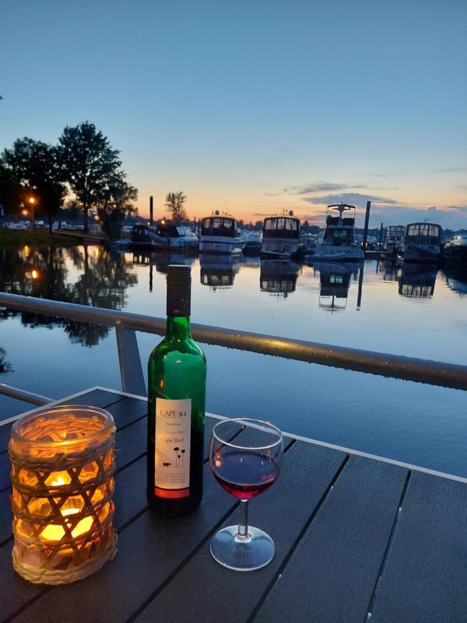 Hausboot Leukermeer Well 웰 외부 사진