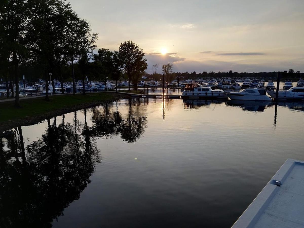 Hausboot Leukermeer Well 웰 외부 사진
